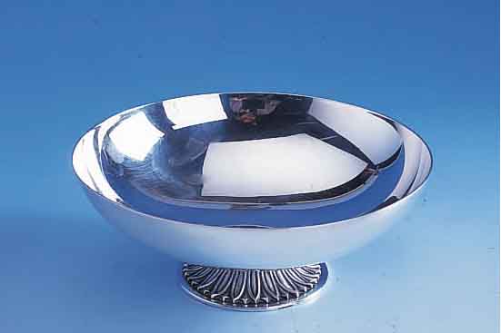 Fußanbietschale, 925er Silber, schwere Ausführung, Standfuß mit Kordelverzierung und stil. Blattdekor, ca. 390 g, H ca. 6.5 cm, Durchm. ...
