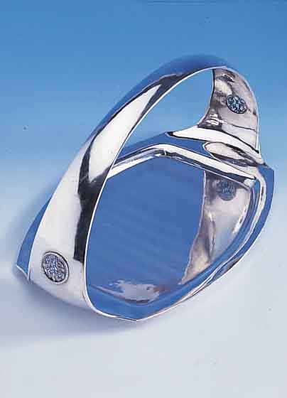 HENKELANBIETSCHALE, ÖSTERREICH UM 1900, 800ER SILBER, JUGENDSTIL, REINE TREIBARBEIT, HENKEL MIT EINGEARBEITETEN MEDAILLONS MIT ...