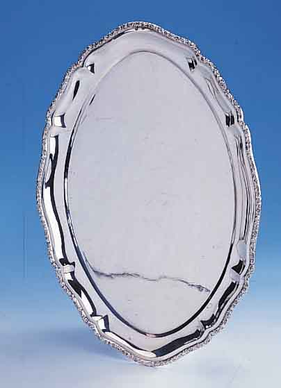Ovales Tablett, Belgien um 1900, 800er Silber, Treibarbeit, Barockstil, Rand m. abstr. floraler Bänderung, ca. 440 g, l. verbeult, ca. 35 x 24 ...