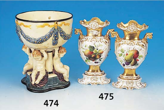 Zierschale, Karlsruher Majolika, Entwurf Süß, um 1915, Schale getragen v. vier Putti, die-se an den Füßen und Beinen bestoßen, zwei Füs-se ...