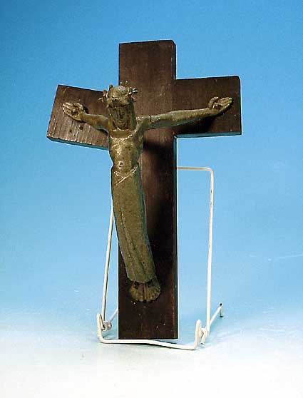 Kruzifix, wohl Polen, 30er Jahre, Bronze- korpus nach vorne gw”lbt, rechts unten un- leserlich signiert, eine Seite des Kreuzes gebrochen, ...