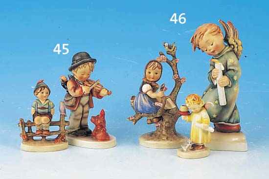 KONVOLUT ZWEI HUMMELFIGUREN, NACH 1960, STEINGUT, BEMALT, VIOLINESPIELER MIT HUND UND JUNGE MIT VOGEL, H. 14/10 CM