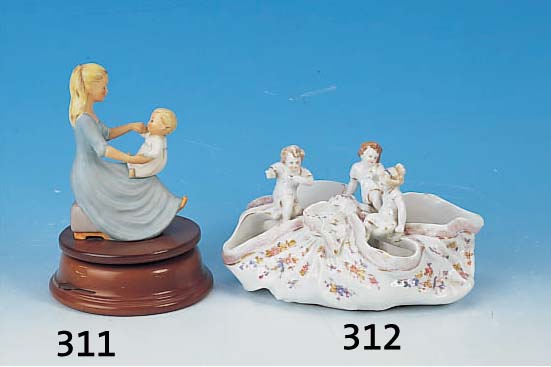 SPIELUHR, GOEBEL, NACH 1960, MUTTER MIT KIND, STEINZEUG, H. 22 CM, MELODIE: GUTEN ABEND GUTE NACHT