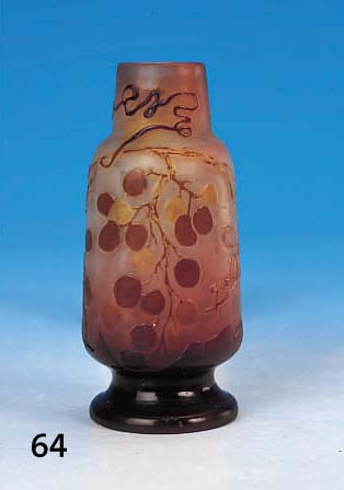 KLEINE VASE, GALLé, VOR 1905 FARBLOSES SCHICHTGLAS, PARTIELL ROSAFARBEN EINGEPUDERT, GRüN UND BRAUN üBERFANGEN, WEINLAUB ...