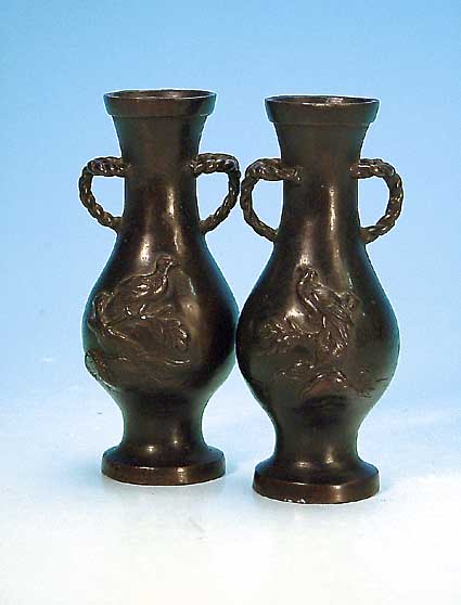 Paar Doppelhenkelvasen, Japan, um 1900, Bronze, mit Vogeldekor, Altersschäden, H. 12.5 cm