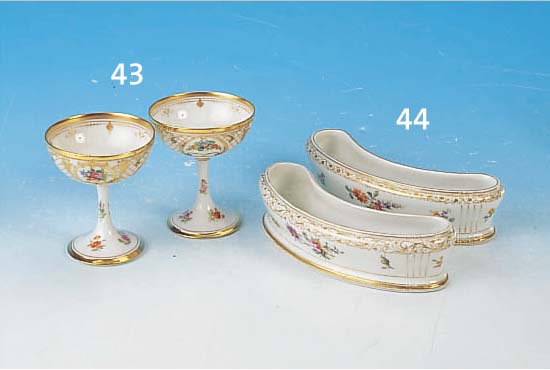 DREI TISCHDEKORATIONSSCHäLCHEN, KPM, BERLIN, UM 1900/20, PORZELLAN, BEMALT, BLUMENGEBINDEUND STREUBLüMCHEN, GOLDSTAFFAGE, L. 19 CM, L. BERIEBEN
