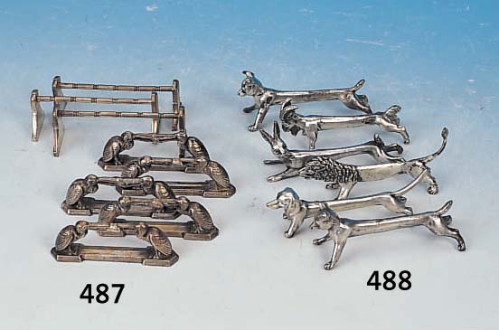 27 MESSERBäNKCHEN, FRANKEICH, UM 1930, METALL, Z.T. VERSILBERT, 1 X 12 MIT GEOM. DEKOR, 1 X 6 IN VOLLPLASTISCHEM VOGELDEKOR, 1 X 9 IM ...