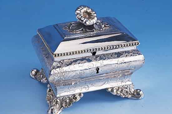 Zuckerdose, deutsch wohl Hamburg Altona um 1835/40, Silber geprüft, 2. Barock, ge- baucht/geschweift, rundum ziseliert, Perllei- ...