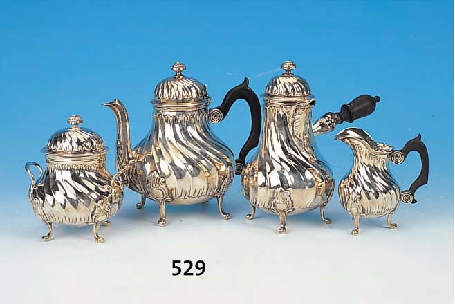KAFFEE- UND SCHOKOLADENSET, PARIS, UM 1900, SILBER, BEST. AUS SCHOKOLADENKANNE, HOLZGRIFF L. BESCH., EINER KAFFEEKANNE, ZUCKERDOSE, ...