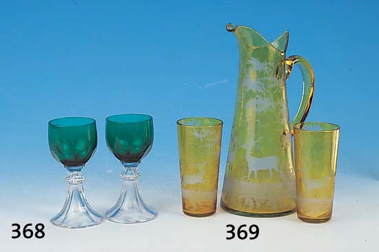 KARAFFE MIT VIER GLäSERN, BöHMEN, UM 1920, GLAS GELB GEBEIZT, GESCHNITTEN UND GESCHLIF- FEN, WILDDEKOR, H. 13/26 CM, DAZU FUßGLAS, FARBLOSER ...