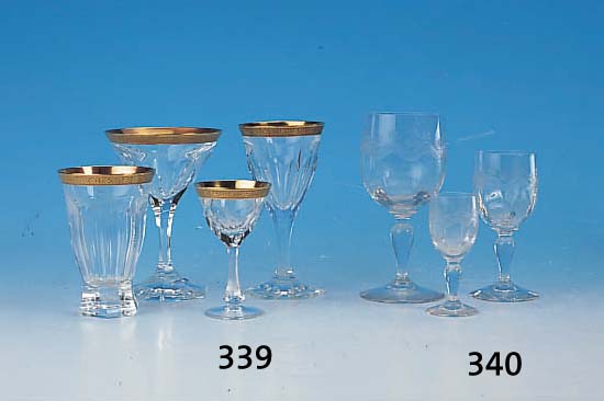 24 GLäSER, DEUTSCH, UM 1900, FARBLOSES GLAS, MIT ABSTR. FLORALEM DEKOR, H. ZWISCHEN 9.5 - 16 CM, DEKOR 1 X VERSCH., 2 GLäSER ...
