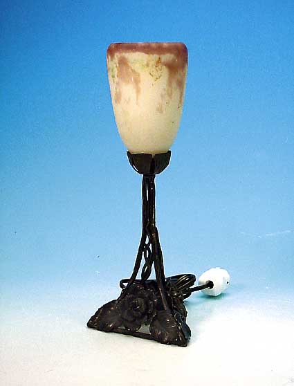 TISCHLAMPE, FRANKREICH, UM 1900-10, SCHIRM PATE-DE-VERRE MIT GELBEN, GRüNEN UND VIOLETTEN EINPUDERUNGEN, FUß EISENGUß MIT ...