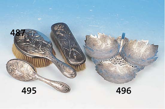 BüRSTENSET, FRANKREICH, UM 1900, 950ER SILBER, NELKENDEKOR, Z.T. VERBEULT, DREITEILIG, L. 18.5 - 24 CM