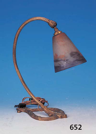 TISCHLAMPE, FRANKREICH, UM 1900-10, FUß MESSINGGUß, SCHIRM PATE-DE-VERRE, SIGN. DEGUé, MIT VIOLETTEN, ORANGEROTEN UND WOLKIG- WEIßEN ...