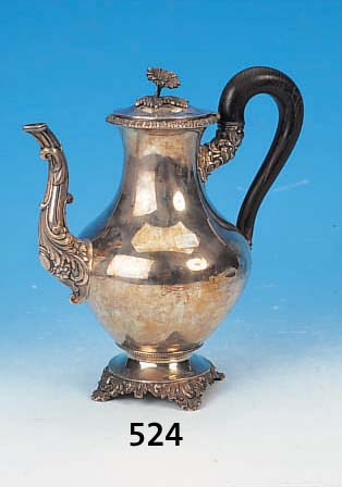 KAFFEEKANNE, PARIS, 19. JH., SILBER, MONOGRAMMIERT, LEICHT VERBEULT, MEISTERMARKE UNGEDEUTET, HOLZGRIFF, DEKROATIV, H. 27 CM