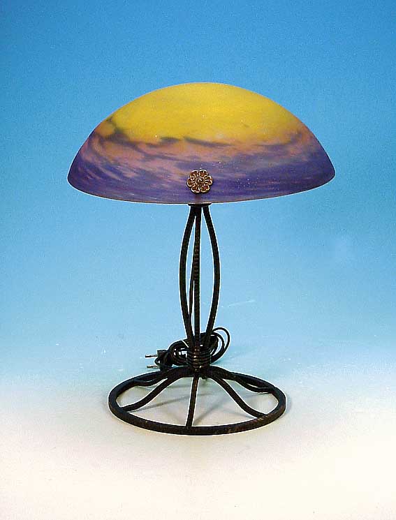 TISCHLAMPE, FRANKREICH, UM 1900-10, FUß GUßEISEN, SCHIRM PATE-DE-VERRE MIT GELBEN,ROSA UND VIOLETTEN EINPUDERUNGEN, ELEKTR. ERNEUERT, ...