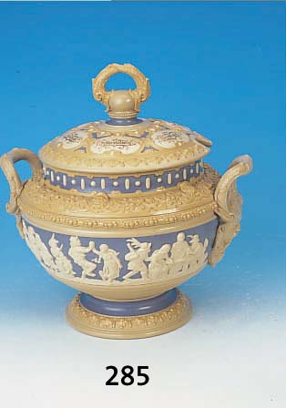 GROßE DECKELBOWLE, METTLACH, UM 1916, VILLEROY & BOCH, FEINSTEINZEUG, KIRCHENMARKE NUM. 2087, BLAUGRUNIDG, MIT RELIEF. TRINK- SZENEN, H. ...