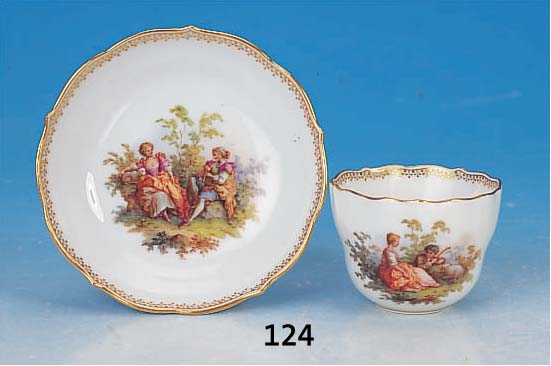 Mokkatasse mit Untertasse, Meissen, um 1890, Porzellan, Ober- und Untertasse mit Schäfer- szenen bemalt, feine Bemalung, Goldstaffage, H. 4.5 cm