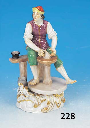 PORZELLANFIGUR, MEISSEN, 60ER JAHRE, TöPFER AN DER TöPFERSCHEIBE, BEMALT, GOLD- STAFFAGE, H. CA. 19.5 CM