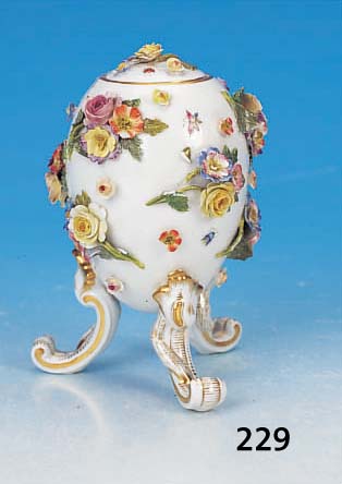 DECKELGEFäß, MEISSEN, UM 1860-80, 1. WAHL, PORZELLAN, AUF DREI BEINEN STEHEND, APPLI- ZIERTER BLUMENDEKOR, INSEKTENBEMALUNG, GOLD- STAFFAGE, ...