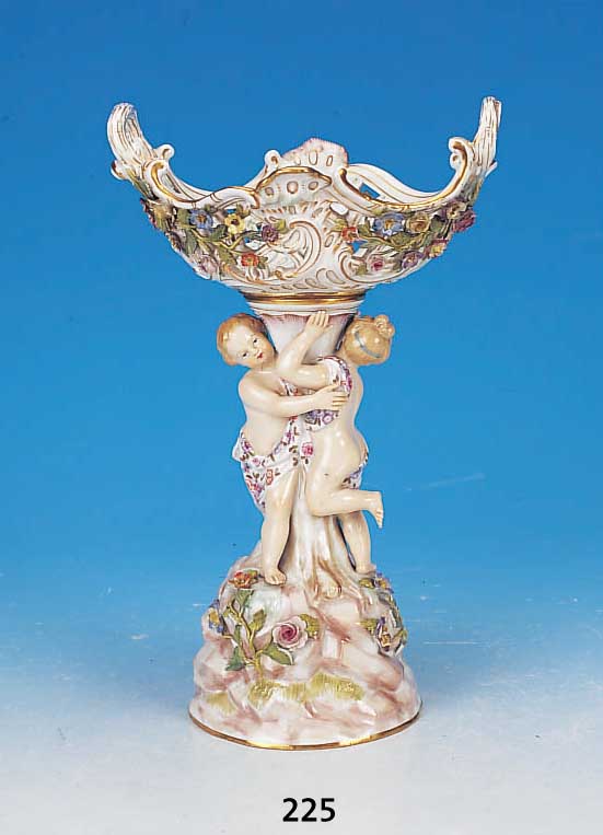 TAFELAUFSATZ, MEISSEN, UM 1860, 1. WAHL, PORZELLAN, ZWEI SICH UMARMENDE PUTTI, DOPPELHENKELSCHALE MIT DURCHBRUCHARBEIT UND APPLIZIERTEN ...