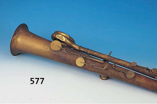 OKALELE, FRANKREICH, UM 1840, MESSING, MECHANIK üBERHOLUNGS- UND RESTAURIERUNGBEDüRF-TIG, ALTERSBEDINGT VERBEULT UND LEICHT BESCH.,L. CA. 113 ...