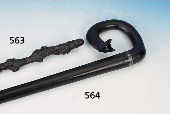 Zierknotenstock, China, um 1860, Knoten reich beschnitzt, Glückssymbolik, Knauf in Form eines Lohans, L. ca. 101 cm