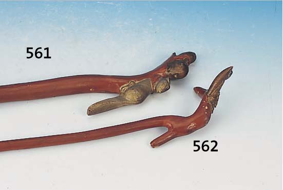 ZIERKNOTENSTOCK, CHINA ODER JAPAN, UM 1860, GEWACHSENER KNAUF REICH GESCHNITZT MIT HASE UND BIBER IN FALLE, L. CA. 132 CM