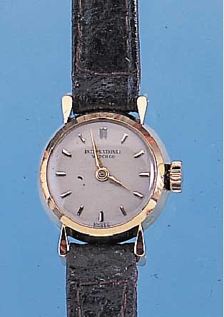 IWC DAMENARMBANDUHR, SCHWEIZ UM 1953, 750/000 GG, BOD. AUFGEDR., VERS. BLATT, AUFGEL. GOLDSTD.-ZEICH., GOLD.- ZEIGER, ...