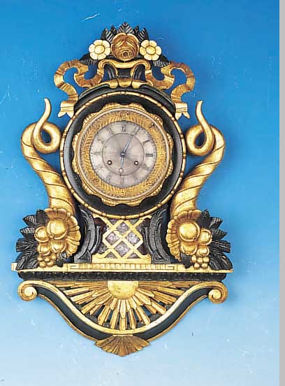 Kartelluhr, neuzeitlich, mit altem Uhrwerk, Holz geschnitzt farblich gefaßt, Glasdeckel Messingußlünette, Zifferblatt versilbert ...