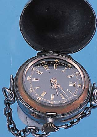 DAMENANHäNGEUHR, BRüN. STAHLGEH. IN KUGELFORM INCL. ANHäNGEKETTE, SCHWARZ. EMAIL- BL. FEIN HAARR., SCHWEIZ. ZYL.-WERK VERG., SIGN. ...