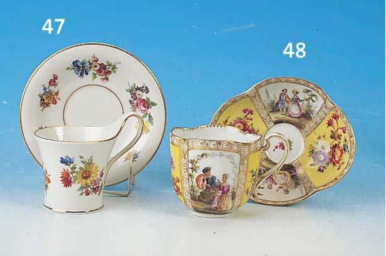 TASSE MIT UNTERTASSE, KPM BERLIN, UM 1900, PORZELLAN, REICHE BUNTE BLUMENMALEREI, GOLD- RAND, H. CA. 8.5 CM
