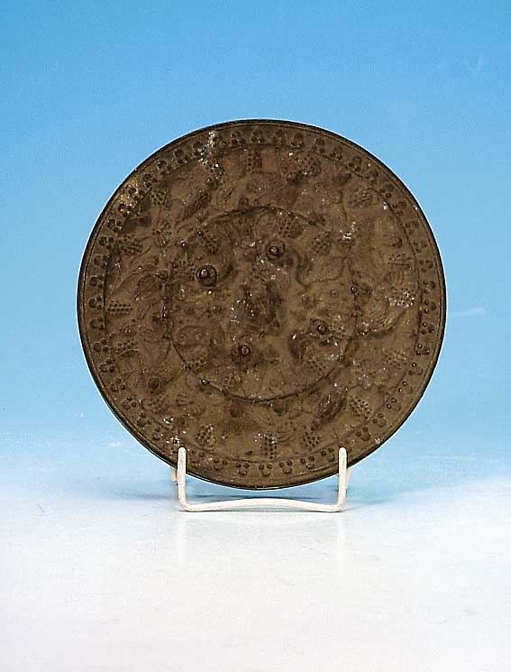 SPIEGEL, CHINA, TANG DYNASTIE, BRONZE, REICH RELIEFIERT MIT BEEREN UND VöGELN, D. CA. 17 CM
