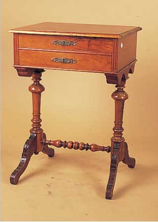 Nähtisch, deutsch, um 1890, Gründerzeit, Nußbaumfurnier, zwei Schübe mit Inneneinrich- tung, ohne Schlüssel, ca. 77 x 55 x 44 cm