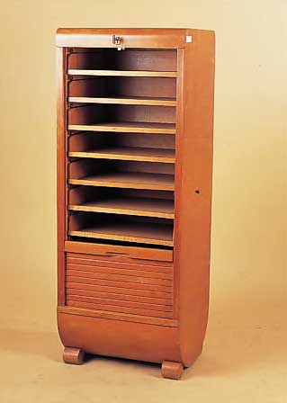Kleiner Büroschrank, deutsch, 20er/30er Jahre, helles Eichenfurnier, Inneneinrich- tung mit engl. Zügen, ca. 115,5 x 44 x 33,5 cmmit ...