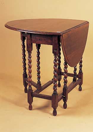 Klapptisch, England, um 1900-1910, Eiche massiv, Beine gedrechselt, ca. 73,5 cm x 101 bzw. 36,5 x 74 cm, leichtere Gebr.-sp.