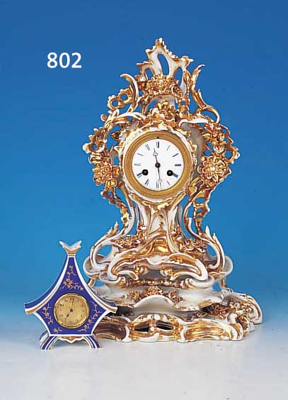 Tischuhr mit Sockel, Frankreich, um 1835-40, Porzellangehäuse reich appliziert mit Blüten,diese leicht best., reiche Glanzvergoldung berieben, ...