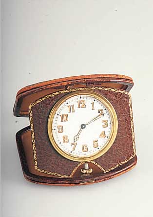 ETUIREISEUHR, WERK BEZ. SPHINX, LEDERBEZ., EMAILBL., VERG. STIFTENANKERWERK, ZAPFENUNR., UM 1930, MAßE CA. 11 X 10 CM, TONNENFORM, ...