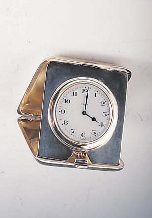 Etuireiseuhr mit 8-Tagewerk, Sterlingsilber Geh., aufklappbar, innen Widmungsgrav. von 1920, perfektes Emailbl., gebl. Stahlzeiger, Werk bez. ...