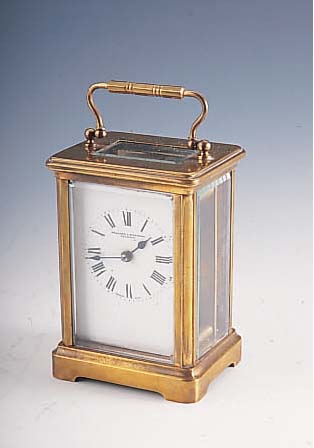 Reiseuhr, Frankreich um 1920, für den brit. Markt, 5-seitige Vergl. facett./l. besch., Messing verg., Emailbl. m. Verkäufersign., ...