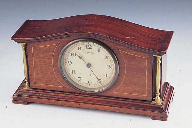 Tischuhr, Schweiz um 1920, 8-Tagewerk, Holz intarsiert, Messingsäulen verg., vollplatini- ges Werk m. aufges. Echappement, Maße ca. 14 x 26 x ...