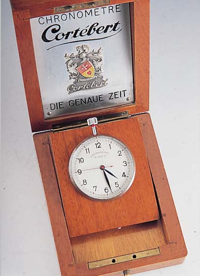 CORTEBERT Schaufensteruhr in Chronometerquali-tät, 2-teiliger Holzkasten in Pultform, in- nen m. entspr. Symbolik u. Grav., Taschuhr- werk, ...