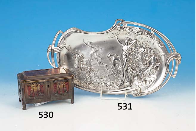 DECKELKäSTCHEN, EHRHARDT & SöHNE SCHWäBISCH- GMüND, UM 1900, WURZELNUß MIT BRONZEAPPLIKA-TIONEN, ORIG. SCHLüSSEL, SIGN., CA. 9 X 16 X 9CM, ...