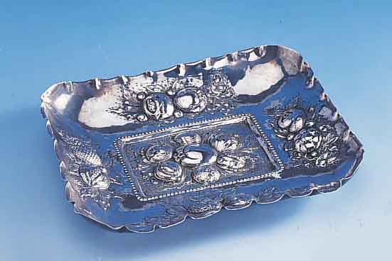 Anbietschale, deutsch um 1900, 800er Silber, nach dem Vorbild des 17.Jh., feiner Guß, z.T. Treibarbeit, z.T. nachgestochen, Früchte und ...