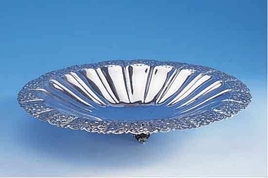 Anbietschale, Italien, 800er Silber, 60/70er Jahre, Sägearbeit, graviert, 3 Füße, Bes.-Monogr. auf Boden, H ca. 4 cm, D ca. 30 cm, ...