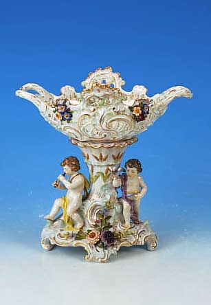 AUFSATZSCHALE, MEISSEN, UM 1890, 1. WAHL, PORZELLAN, ZWEI VOLLPLASTISCHE FIGUREN, APPLI-ZIERTE BLüTEN, GOLDSTAFFAGE, H. CA. 28 CM