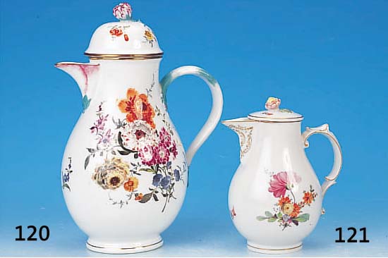 Kaffeekanne, Meissen, um 1760, Porzellan, Punktzeit, großes Blumenbouquet, Goldstaffage, Punktzeit, min. best., H. 26.5 cm
