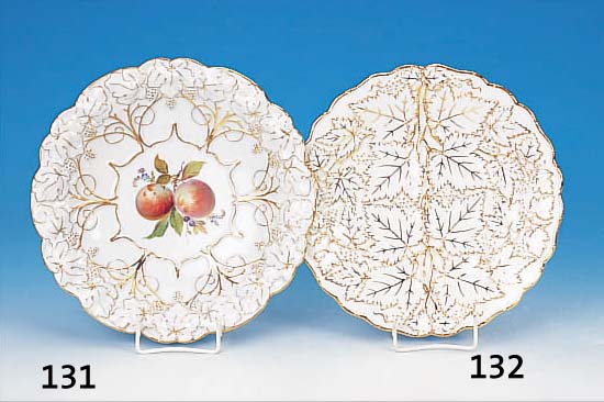 ZIERTELLER, MEISSEN, UM 1840, PORZELLAN, ERHABENER BLATTDEKOR, GOLDSTAFFAGE,D. 25 CM
