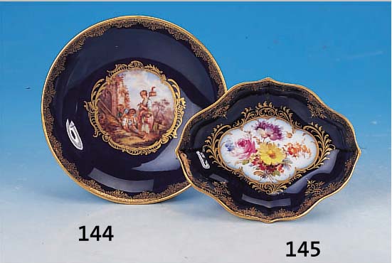 kl. Schale, Meissen, 1890-1900, Porzellan, kobaltblau, Blumenbouquetmalerei, Goldstaffage, L. 11.5 cm
