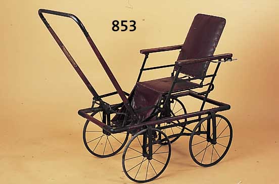Kinder-Sportwagen, deutsch, Marke Naether, um 1910, Metallgestell (korr.), Lederbezug, H. ca. 85 cm, L. ca. 100 cm